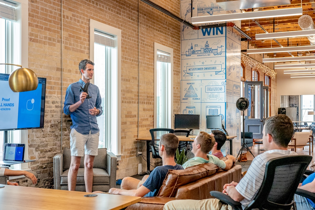 الوضع الطبيعي الجديد للسفر التجاري: كيف يحسن eSIM كفاءة الأعمال الدولية