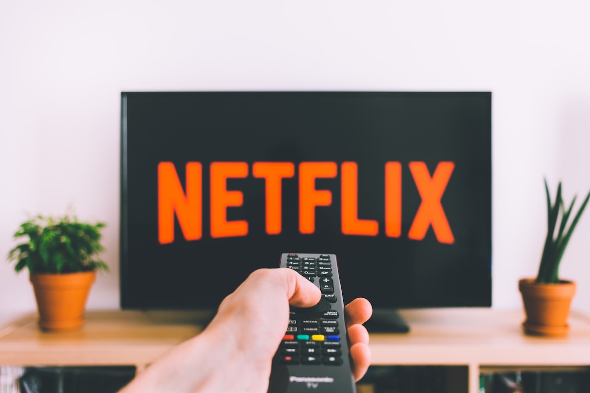 Streaming-Reisende: Wie eSIM den globalen Zugriff auf Netflix, Spotify & Co. revolutioniert